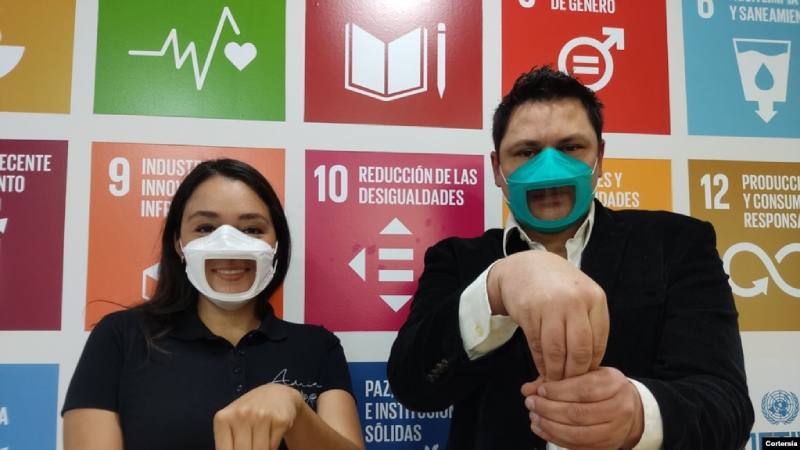 Dos mexicanos crean una mascarilla transparente para combatir la pandemia y la exclusión mascarilla transparente