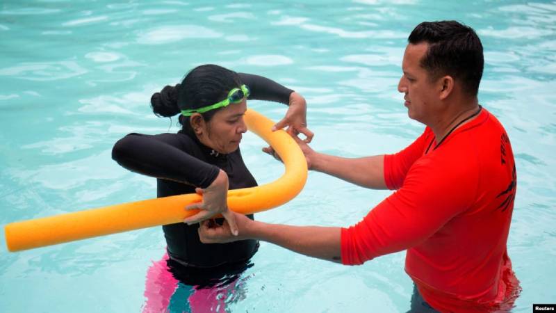 Migrantes toman clases de natación para cruzar el Río Bravo clases de natación para cruzar el Río Bravo