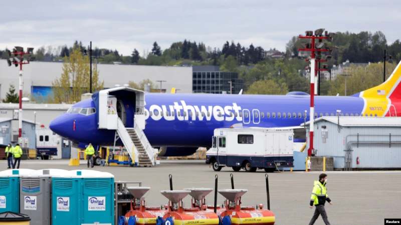 CDC de EEUU dicen que los viajeros deben seguir usando mascarillas en los aviones CDC de EEUU