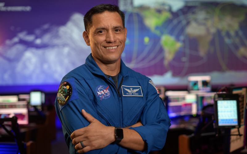 Madre de astronauta de origen salvadoreño quiere que su hijo inspire a niños y jóvenes astronauta de origen salvadoreño