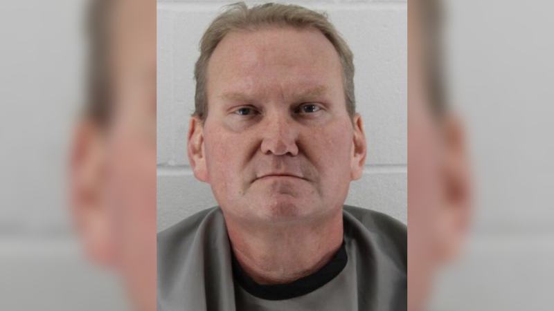 Arrestan a profesor del distrito escolar de De Soto por relaciones sexuales ilegales Keil Hileman, 53 años.