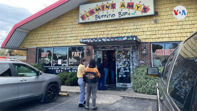 Muchos hacen fila cada día de noviembre en Flaming Amy’s Burrito Barn para probar la fusión de sabores tex-mex y tradición estadounidense.