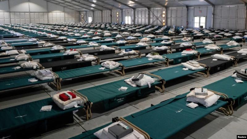 Migrantes duermen en las calles