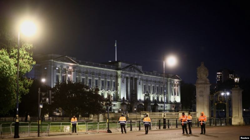 Policía ejecuta una detonación controlada y arresta a sospechoso a las afueras del Palacio de Buckingham Palacio de Buckingham