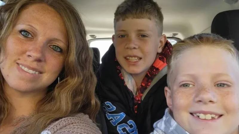 Miembros de la familia Richey, la madre Felecia y sus hijos Tison y Bentley / Foto: GoFundMe.