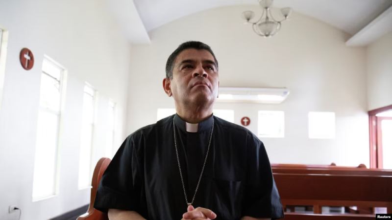 Ortega excarcela al obispo nicaragüense Rolando Álvarez y lo expulsa a Roma junto a 18 religiosos más Ortega excarcela al obispo nicaragüense Rolando Álvarez