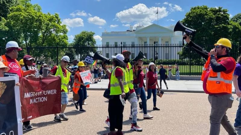 Inmigrantes latinos exigen protecciones laborales en EEUU