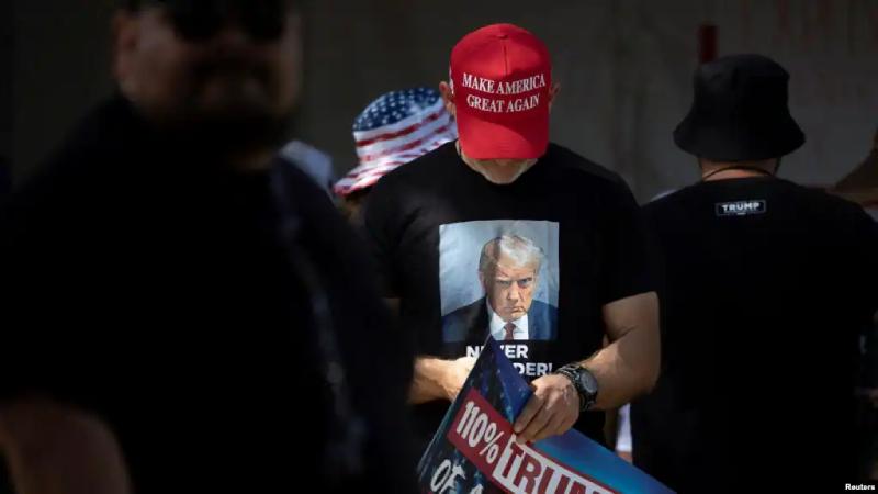 Trump toma una ventaja de dos puntos sobre Biden