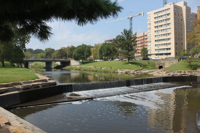 Bomberos encuentran un cuerpo flotando en Brush Creek