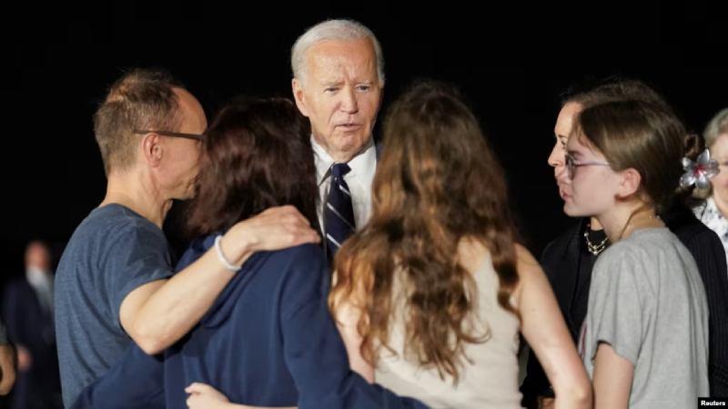 Llegan a Estados Unidos estadounidenses liberados
