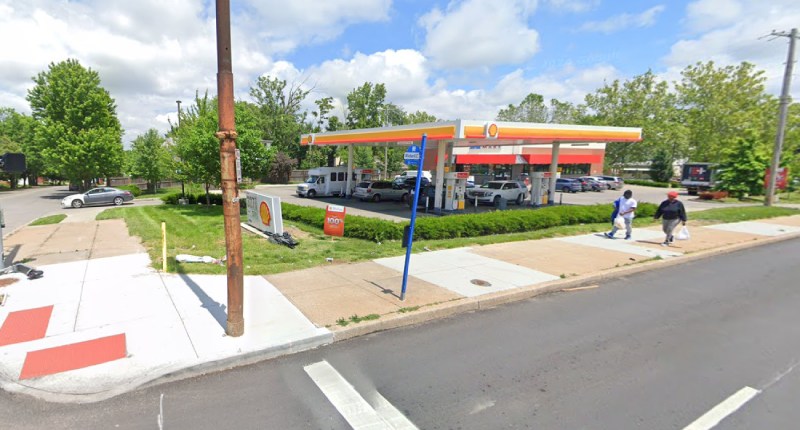 Hombre muere tras tiroteo en estacionamiento de una gasolinera en Kansas City Hombre muere tras tiroteo en estacionamiento de una gasolinera en Kansas City