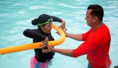 clases de natación para cruzar el Río Bravo