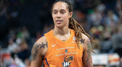 Estrella de baloncesto femenino detenida injustamente en Rusia