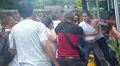 agreden a líder opositor Juan Guaidó