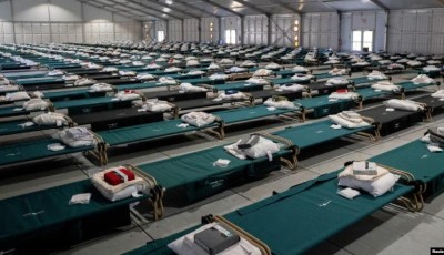 Migrantes duermen en las calles