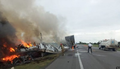 Mueren 26 personas en choque entre una camioneta y un tráiler en México