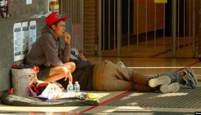Migrantes duermen en estaciones de policía de Chicago