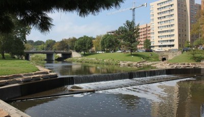 Bomberos encuentran un cuerpo flotando en Brush Creek