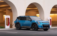 ¿Cuáles son las áreas metropolitanas con más y menos cargadores para vehículos eléctricos?