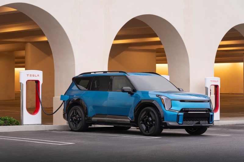 ¿Cuáles son las áreas metropolitanas con más y menos cargadores para vehículos eléctricos?